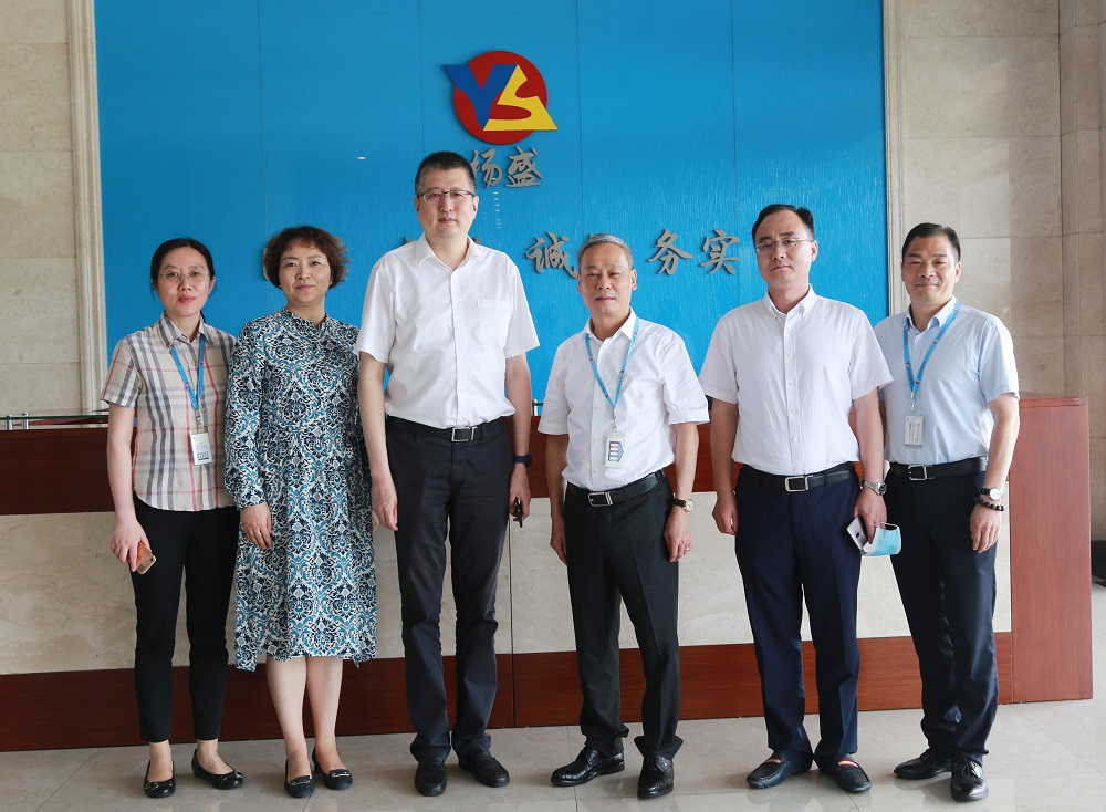 副區(qū)長(zhǎng)陳曉軍至上海揚(yáng)盛印務(wù)有限公司走訪(fǎng)調(diào)研