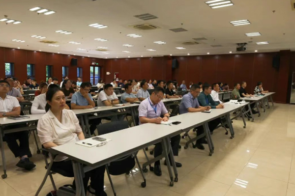 揚(yáng)盛印務(wù)召開2025年精益管理半年度總結(jié)會議